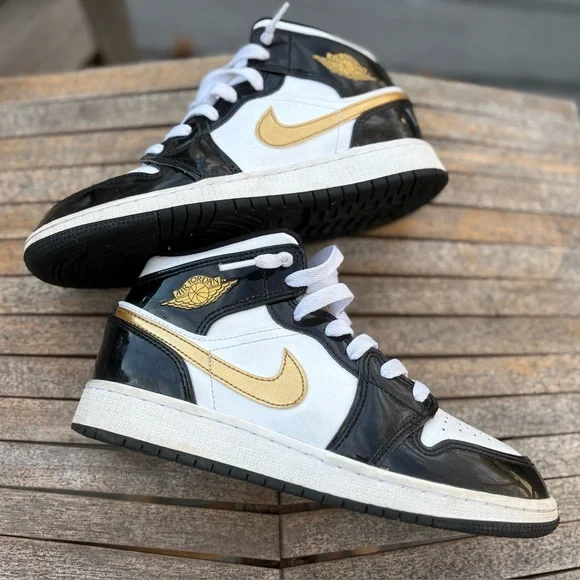 Air Jordan 1 Mid SE Patent Black Gold - Size 4.5 - Picture 4 of 11